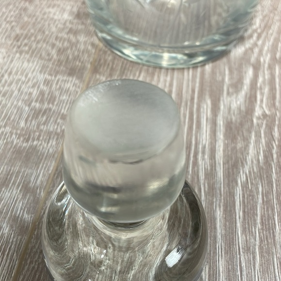 Vintage Glass Wine Liqueur Decanter with Stopper Etched Flowers - Picture 13 of 16